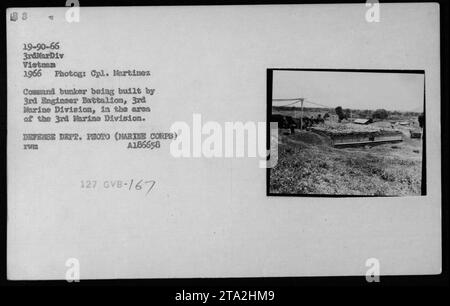 Soldaten des 3. Ingenieur-Bataillons, 3. Marine-Division, werden beim Bau eines Kommandobunkers im ausgewiesenen Gebiet der 3. Marine-Division in Vietnam im Jahr 1966 gesehen. Dieses Foto wurde von Korporal Martinez aufgenommen und ist Teil der Sammlung A186658 X'OZA 127 GVB-167 des Verteidigungsministeriums. Stockfoto