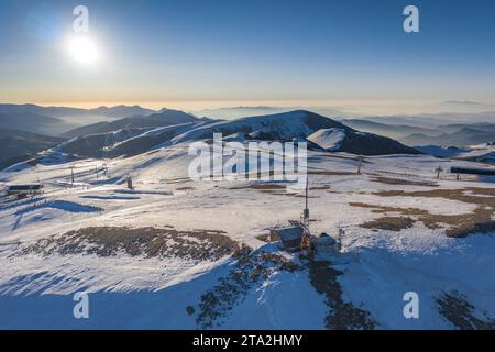 Luftaufnahme des schneebedeckten Gipfels der Tosa d'Alp an einem Wintermorgen (Cerdanya, Katalonien, Spanien, Pyrenäen) ESP: Vista aérea de la Tosa d'Alp, España Stockfoto