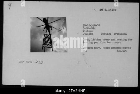 Ein CH-54 Hubschrauber hebt einen Turm und fährt während einer Mission in Richtung einer Landeposition. Dieses Foto wurde am 23. Dezember 1968 von Bribiesca in Vietnam aufgenommen. Das Bild ist ein Foto des Verteidigungsministeriums (Marine Corps) mit der Identifikationsnummer 4192575. Stockfoto