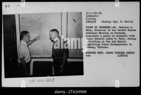 Charles A. Mann, Direktor der United States Overseas Mission in Vietnam, spricht mit Generalmajor Lewis W. Walt während eines Briefings im 3. Marine Amphibious Force Hauptquartier in Danang, Vietnam am 25. September 1965 über einen interessanten Punkt. Dieses Foto zeigt verschiedene Offiziere und Beamte, darunter Robert McNamara, Richard Nixon und Billy Graham. Foto von Sgt. D. Hurley. Stockfoto