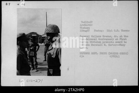 Marinekorps General Wallace Greene, Jr. überreicht Captain Marshall M. Carter den Navy Cross Award während des Guadalcanal Jubiläums in der First Marine Division am 15. August 1967. Ebenfalls anwesend sind Vizepräsident Hubert Humphrey, General William Westmoreland und Senator Harry F. Byrd. Stockfoto