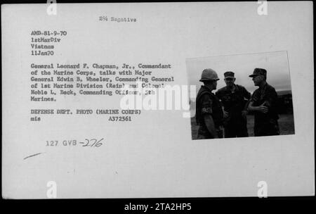 General Leonard F. Chapman, Jr., Kommandant des Marinekorps, spricht am 11. Januar 1970 mit Generalmajor Edwin B. Wheeler, Commanding General der 1. Marine Division (rein), und Colonel Noble L. Beck, Commanding Officer der 5. Marines, bei MarDiv Vietnam. Stockfoto