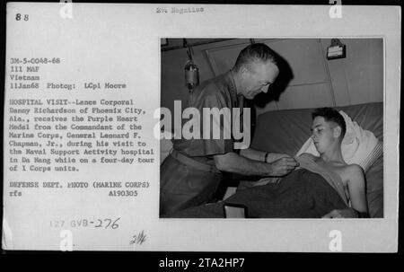 Lance Corporal Danny Richardson aus Phoenix City, Alabama, erhielt die Purple Heart Medal von General Leonard F. Chapman Jr, dem Kommandanten des Marine Corps, während eines Besuchs im Naval Support Activity Hospital in da Nang, Vietnam. Dieser Besuch war Teil der viertägigen Tour von General Leonard F. Chapman durch die Einheiten des I Corps. Stockfoto