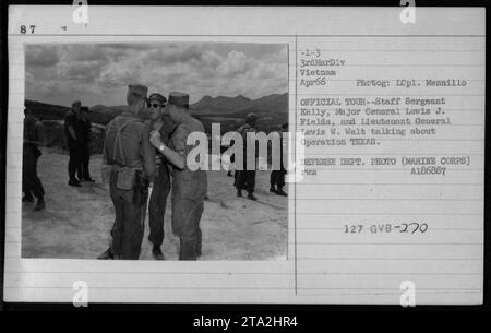 Offiziere und Beamte, einschließlich Lyndon Johnson und Col P X Kelley, werden auf diesem Foto während einer offiziellen Tour im April 1966 aufgenommen. Staff Sergeant Kelly, Major General Lewis J. Fields und Generalleutnant. Lewis W. Walt ist in einer Diskussion über Operation TEXAS zu sehen. Dieses Foto wurde von ICpl aufgenommen. Mennillo als Teil der amerikanischen Militäraktionen während des Vietnamkriegs. Stockfoto