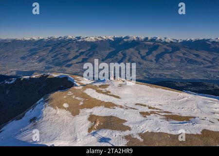 Luftaufnahme des schneebedeckten Gipfels der Tosa d'Alp an einem Wintermorgen (Cerdanya, Katalonien, Spanien, Pyrenäen) ESP: Vista aérea de la Tosa d'Alp, España Stockfoto