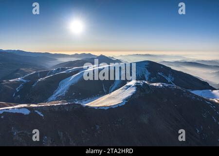 Luftaufnahme des schneebedeckten Gipfels der Tosa d'Alp an einem Wintermorgen (Cerdanya, Katalonien, Spanien, Pyrenäen) ESP: Vista aérea de la Tosa d'Alp, España Stockfoto