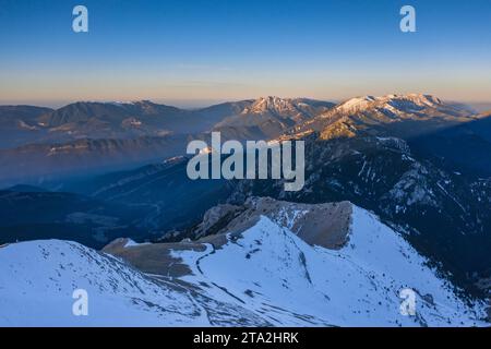 Luftaufnahme des schneebedeckten Gipfels der Tosa d'Alp bei Wintersonnenaufgang (Cerdanya, Katalonien, Spanien, Pyrenäen) ESP: Vista aérea desde la Tosa d'Alp Stockfoto