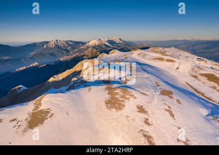 Luftaufnahme des schneebedeckten Gipfels der Tosa d'Alp bei Wintersonnenaufgang (Cerdanya, Katalonien, Spanien, Pyrenäen) ESP: Vista aérea desde la Tosa d'Alp Stockfoto