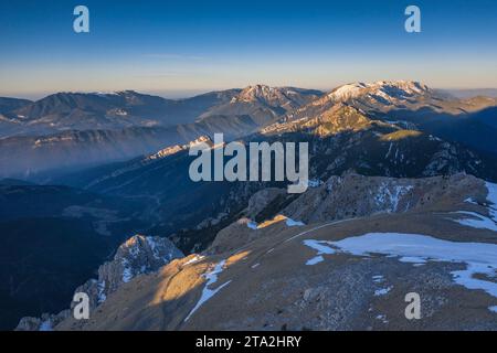 Luftaufnahme des schneebedeckten Gipfels der Tosa d'Alp bei einem Wintersonnenaufgang (Cerdanya, Katalonien, Spanien, Pyrenäen) ESP: Vista aérea de la Tosa d'Alp, España Stockfoto