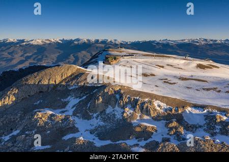 Aus der Vogelperspektive auf den schneebedeckten Gipfel der Tosa d'Alp bei Sonnenaufgang im Winter (Cerdanya, Katalonien, Spanien, Pyrenäen) ESP Vista aérea de la cumbre de Tosa d'Alp Stockfoto