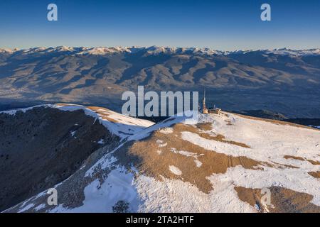 Aus der Vogelperspektive auf den schneebedeckten Gipfel der Tosa d'Alp bei Sonnenaufgang im Winter (Cerdanya, Katalonien, Spanien, Pyrenäen) ESP Vista aérea de la cumbre de Tosa d'Alp Stockfoto