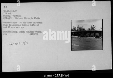 Außenansicht des Einrichtungsbereichs für die mobilen Datenverarbeitungseinheiten 10 und 16 in Danang, Vietnam, am 17. November 1965. Das Foto, aufgenommen von Lieutenant R. White, zeigt den Ort, an dem sich die Einheiten befinden. Dieses Bild stammt aus der Sammlung amerikanischer Militäraktivitäten während des Vietnamkriegs. Stockfoto