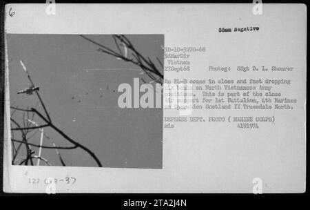 F4-B, Teil der Operation Scotland II Truesdale North, führt Luftunterstützung für das 1. Bataillon, 4. Marines durch Luftangriffe auf Positionen der nordvietnamesischen Armee durch. Am 17. September 1968 warf das Flugzeug sechs Bomben ab. Foto von SSgt D. L. Shearer, ein 35-mm-negativ aus der Sammlung des Verteidigungsministeriums (Marine Corps). Identifikationsnummer 127 GVB-37 3D-10-3270-68 3dMarDiv Vietnam 17Sept68. Stockfoto