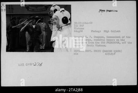 General Leonard F. Chapman, Kommandant des Marinekorps, wird während seiner Abreise von der USS PRINCETON vor der Küste Südvietnams mit Ehren ausgezeichnet. Das Foto wurde am 6. August 1968 von SSgt Collett aufgenommen. Stockfoto