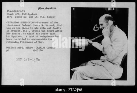 Bildunterschrift: Lieutenant Colonel Jerry W. Marvel, USMC, ruft seine Frau und Familie in Newport, N.C., kurz nach seiner Ankunft auf der Clark Air Force Base auf den Philippinen an, als Teil der Operation Homecoming, der Rückführung von Kriegsgefangenen der US-Marine im Jahr 1973. Die zurückkehrenden Kriegsgefangenen erhielten eine Telefonbank für die Kommunikation. Stockfoto