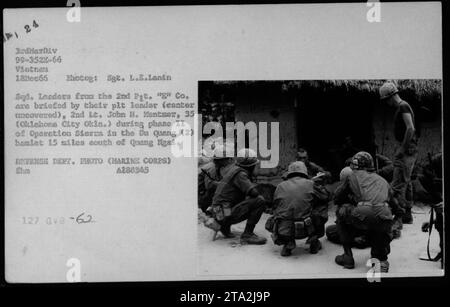 Sgt. L.E. Lanin fotografiert am 18. Dezember 1966 während der Briefings von SED. Anführer aus dem 2. Punkt G Co. Die Anführer werden von ihrem plt-Anführer, 2. Lieutenant John H. Mentser, der aus Oklahoma City, Oklahoma, stammt, informiert. Dieses Ereignis fand während der Phase II der Operation Sierra im Weiler du Quang (2) statt, der 24 Meilen südlich von Quang Ngai liegt. Das Bild wurde als Teil militärischer Aktivitäten im Vietnamkrieg aufgenommen. Stockfoto