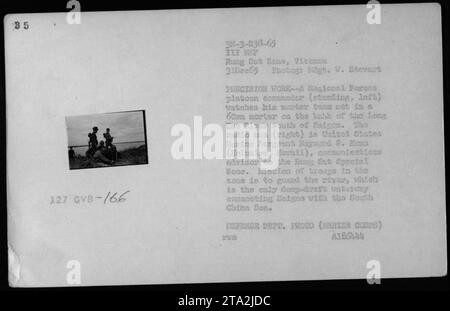 Ein regionaler Foreco-Kommandant beobachtet, wie sein Mörserteam einen 60-mm-Mörser am Ufer des Long Tao River südlich von Saigon aufbaut. Marinesegent Raymond B. Komo aus Hawaii dient als Kommunikationsberater für die Sprosse Sat Special Zone. Ihre Aufgabe ist es, den Fluss zu schützen, der als lebenswichtige Wasserstraße dient, die Saigon mit dem Südchinesischen Meer verbindet." Stockfoto