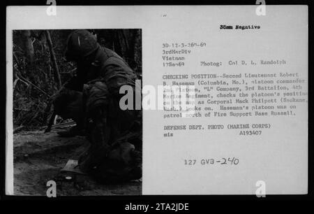 Leutnant Robert B. Haseman überprüft die Position seines Zuges auf einer Karte, während Corporal Mack Philpott die Marines des 2. Zuges, L Kompanie, 3. Bataillons, 4. Marineregiments in Vietnam am 17. September 1969 darstellt. Stockfoto