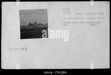 F-4 Phantom-Flugzeuge, Codename GVB-24, Taxis auf einer Landebahn in Chu Lai in Vietnam. Das Foto, aufgenommen am 11. Oktober 1967, fängt den Moment ein, in dem sich das Flugzeug, das vom 1. Marine Aircraft Wing betrieben wird, auf den Start vorbereitet. Das Bild wurde von SSgt Gary Thomas als Teil der Dokumentation der militärischen Aktivitäten des Verteidigungsministeriums während des Vietnamkriegs aufgenommen. Stockfoto