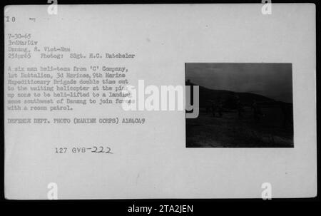 Ein sechsköpfiges Hubschrauberteam der C-Kompanie, 1. Bataillon, 3. Marines, 9. Marine Expeditionary Brigade, eilte am 25. April 1965 in Südvietnam auf einen wartenden UH-34 Hubschrauber zu, um Helikopter zu heben. Das Team wurde in eine Landezone südwestlich von Danang gebracht, um sich mit einer Aufklärungspatrouille zu verbünden. Aufgenommen von S3gt. H.C. Batchelor. VERTEIDIGUNGSABTEILUNG. FOTO (MARINEKORPS) A184049 127 GVB-222. Stockfoto