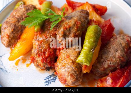 Traditionelle hausgemachte türkische Küche Kofte: Kofta mit Tomatensauce und Kartoffeln. (Türkischer Name; Izmir kofte) Stockfoto