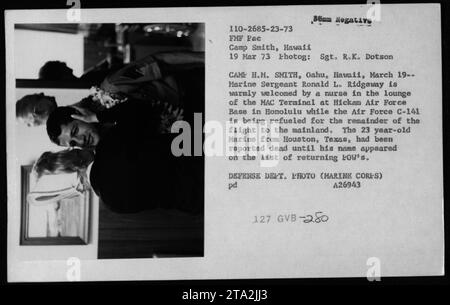 DER US-Marine-Sergeant Ronald L. Ridgeway wird während der Operation Homecoming am 19. März 1973 von einer Krankenschwester am MAC-Terminal in der Hickam Air Force Base, Honolulu, herzlich begrüßt. Ridgeway, ursprünglich als tot gemeldet, wurde als repatriierter Kriegsgefangener aufgeführt. Das Foto wurde von Sgt. R.K. Dotson aufgenommen. Stockfoto