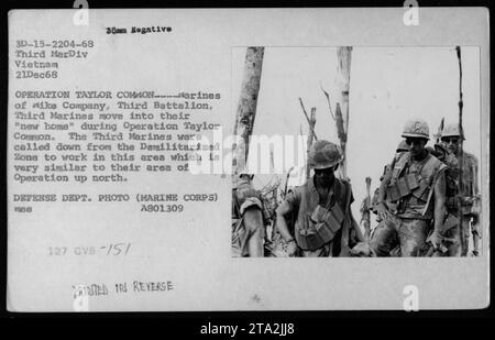 US-Marines von Ike Company, Third Battalion, Third Marines, die während der Operation Taylor Common am 21. Dezember 1968 umgezogen wurden. Die Marines wurden von der entmilitarisierten Zone in ein Gebiet eingesetzt, das ihrem früheren Einsatzgebiet im Norden ähnelte. Foto vom Verteidigungsministerium (Marine Corps) mit 38 mm negativ. Stockfoto