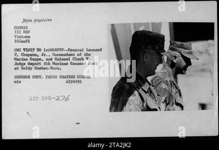 General Leonard F. Chapman, Kommandant des Marinekorps, und Colonel Clark V. Judge besuchen den 5. Marines Command Post auf der Baldy Combat Base während ihrer Inspektion der 1. Marine Division am 16. Januar 1971 und dokumentieren die amerikanischen Militäroperationen in Vietnam. Stockfoto