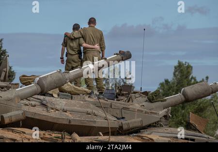 Süd-Israel, Israel. November 2023. Israelische Soldaten auf einem Merkava-Panzer, der in einer Inszenierung instand gehalten wird, befinden sich am 28. November 2023 entlang der Grenze zum Gazastreifen. Heute ist der fünfte Tag der Pause oder des Waffenstillstands, des Austauschs israelischer Geiseln aus Gaza und der Rückkehr palästinensischer Gefangener, die Israel hält. Seit den Terroranschlägen der Hamas am 7. Oktober 2023 werden in Gaza noch rund 173 israelische Geiseln festgehalten. Foto von Jim Hollander/UPI Credit: UPI/Alamy Live News Stockfoto