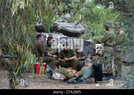 Süd-Israel, Israel. November 2023. Israelische IDF-Soldaten ruhen am 28. November 2023 in der Nähe ihres Merkava-Panzers in einem vorderen Einsatzgebiet in der Nähe des Gazastreifens aus. Heute ist der fünfte Tag der Pause oder des Waffenstillstands, des Austauschs israelischer Geiseln aus Gaza und der Rückkehr palästinensischer Gefangener, die Israel hält. Seit den Terroranschlägen der Hamas am 7. Oktober 2023 werden in Gaza noch rund 173 israelische Geiseln festgehalten. Foto von Jim Hollander/UPI Credit: UPI/Alamy Live News Stockfoto