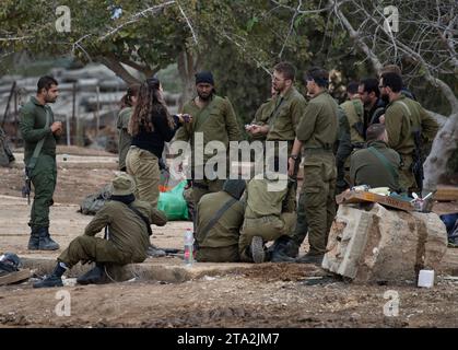 Süd-Israel, Israel. November 2023. Eine israelische Ausbilderin schickt am 28. November 2023 eine Gruppe von Infanterie-Soldaten in einem Einsatzgebiet nahe der Grenze zum Gazastreifen. Heute ist der fünfte Tag der Pause oder des Waffenstillstands, des Austauschs israelischer Geiseln aus Gaza und der Rückkehr palästinensischer Gefangener, die Israel hält. Seit den Terroranschlägen der Hamas am 7. Oktober 2023 werden in Gaza noch rund 173 israelische Geiseln festgehalten. Foto von Jim Hollander/UPI Credit: UPI/Alamy Live News Stockfoto