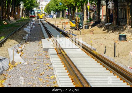 Vollständiger Umbau der Straße mit Austausch von Straßenbahngleisen und unterirdischen Kommunikationsleitungen Stockfoto