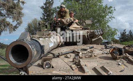 Süd-Israel, Israel. November 2023. Israelische IDF-Soldaten führen am 28. November 2023 die Wartung ihres Merkava-Panzers in einem vorderen Einsatzgebiet in der Nähe des Gazastreifens durch. Heute ist der fünfte Tag der Pause oder des Waffenstillstands, des Austauschs israelischer Geiseln aus Gaza und der Rückkehr palästinensischer Gefangener, die Israel hält. Seit den Terroranschlägen der Hamas am 7. Oktober 2023 werden in Gaza noch rund 173 israelische Geiseln festgehalten. Foto von Jim Hollander/UPI Credit: UPI/Alamy Live News Stockfoto