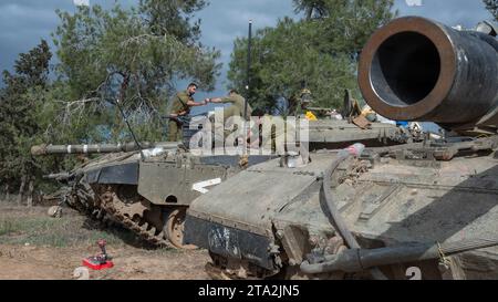 Süd-Israel, Israel. November 2023. Israelische IDF-Soldaten führen am 28. November 2023 die Wartung ihres Merkava-Panzers in einem vorderen Einsatzgebiet in der Nähe des Gazastreifens durch. Heute ist der fünfte Tag der Pause oder des Waffenstillstands, des Austauschs israelischer Geiseln aus Gaza und der Rückkehr palästinensischer Gefangener, die Israel hält. Seit den Terroranschlägen der Hamas am 7. Oktober 2023 werden in Gaza noch rund 173 israelische Geiseln festgehalten. Foto von Jim Hollander/UPI Credit: UPI/Alamy Live News Stockfoto