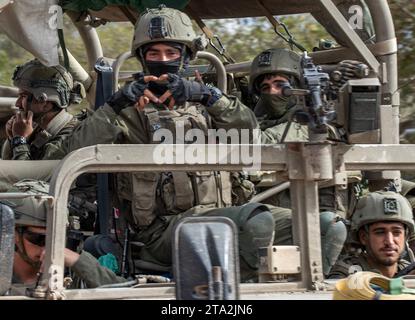 Süd-Israel, Israel. November 2023. Ein israelischer Infanterie-Soldat macht Gesten auf einem Humvee, während ein Konvoi am 28. November 2023 von einer Vorwärtsinszenierung in Richtung Gazastreifen fährt. Heute ist der fünfte Tag der Pause oder des Waffenstillstands, des Austauschs israelischer Geiseln aus Gaza und der Rückkehr palästinensischer Gefangener, die Israel hält. Seit den Terroranschlägen der Hamas am 7. Oktober 2023 werden in Gaza noch rund 173 israelische Geiseln festgehalten. Foto von Jim Hollander/UPI Credit: UPI/Alamy Live News Stockfoto