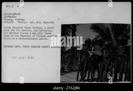 Lance Corporal Glenn Whitman, ein Pfadfinder der S-2 Sektion, 2. Bataillon, 3. Marines, wird während einer Aufklärungspatrouille am 26. April 1965 in Danang, Vietnam, eine Karte mit drei Soldaten der Armee der Republik Vietnam (ARVN) überprüft. Das Foto wurde von Sgt. R.R. Reynolds aufgenommen und ist unter der Aktenzeichen 3D-10-528-65 katalogisiert. Stockfoto