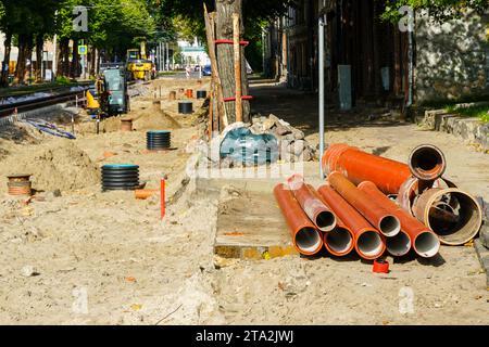 Vollständiger Umbau der Straße mit Austausch von Straßenbahngleisen und unterirdischen Kommunikationsleitungen Stockfoto
