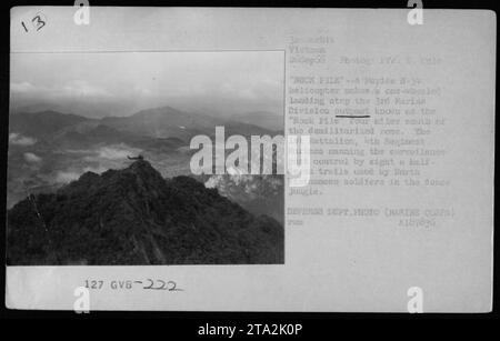 Ein UH-34 Hubschrauber der 222nd Squadron schwebt über der 'Rock Pile' Tour, einem Überwachungsposten südlich der entmilitarisierten Zone in Vietnam. Der Hubschrauber führt eine beeindruckende Landung auf einem Rad auf dem Außenposten der 3. Marine Division durch. Die Marines, die an der Post stationiert sind, überwachen mehrere Wege im dichten Dschungel, der von nordvietnamesischen Soldaten genutzt wird. Foto von Pfé. E. Cole am 26. September 1966. Foto des Verteidigungsministeriums (Marine Corps), Referenznummer A187836. Stockfoto