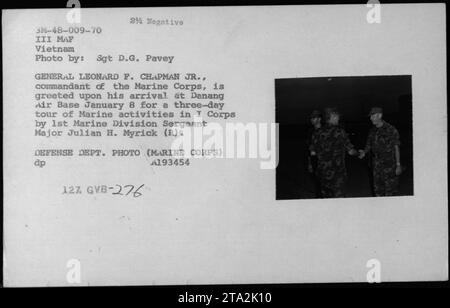 General Leonard F. Chapman Jr. wird am 8. Januar 1970 von Sergeant Major Julian H. Myrick von der 1. Marine-Division auf der Danang Air Base während einer dreitägigen Tour der Marine Aktivitäten im I Corps begrüßt. Stockfoto