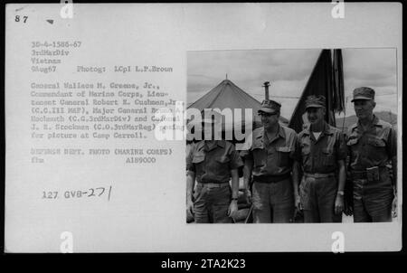 Hochrangige Beamte und Offiziere, darunter Hubert Humphrey, General William Westmoreland und Sen Harry F Byrd, versammeln sich während ihrer Dienstreise in Vietnam am 9. August 1967 für ein Gruppenfoto im Camp Carroll. Das Foto zeigt General Wallace M. Creene, Jr., Lieutenant General Robert E. Cushman, Jr., Major General Bruno A. Hochmuth und Colonel J. R. Stockman, alle bedeutenden Persönlichkeiten des amerikanischen Militärs während des Vietnamkriegs. Stockfoto