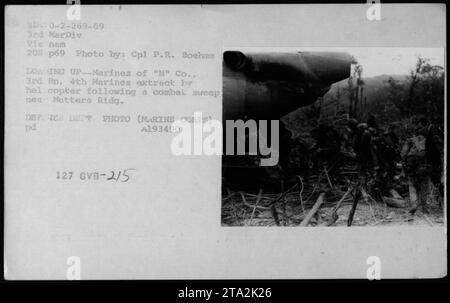 Marines der M Company, 3. Bataillon, 4. Marines werden mit einem Hubschrauber in der Nähe von Mutters Ridge nach einem Kampfeinsatz am 20. September 1969 in Vietnam abgeholt, fotografiert von Corporal P. R. Boehme. Stockfoto