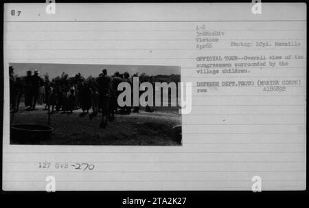 Regierungsbeamte und Militäroffiziere, darunter Präsident Lyndon Johnson und Oberst P X Kelley, auf einer offiziellen Tour im April 1966. Das Foto zeigt die Kongressabgeordneten, die von Dorfkindern während ihres Besuchs in Vietnam umgeben sind. Das Bild ist ein offizielles Foto des Verteidigungsministeriums, das von LCpl aufgenommen wurde. Mennillo. Stockfoto