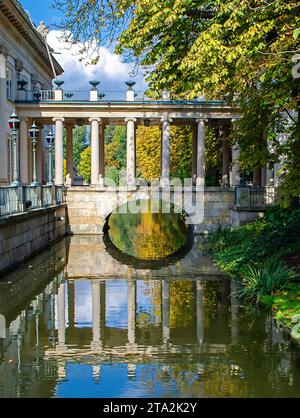 Lazienki-Palast (der Palast auf der Insel, auch bekannt als Bathenpalast) in Warschau, Polen mit Säulen und Brücke Stockfoto