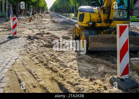 Vollständiger Umbau der Straße mit Austausch von Straßenbahngleisen und unterirdischen Kommunikationsleitungen Stockfoto
