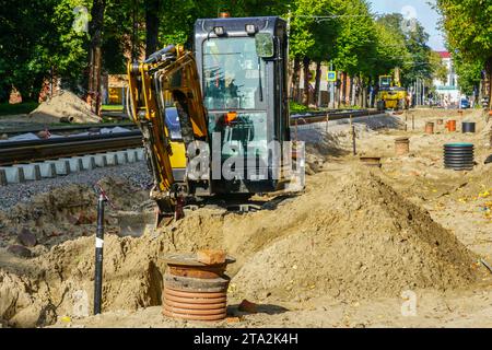 Vollständiger Umbau der Straße mit Austausch von Straßenbahngleisen und unterirdischen Kommunikationsleitungen Stockfoto
