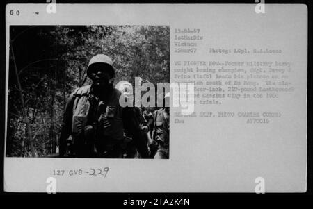 „SSgt. Percy J. Price, ehemaliger Boxmeister im Heavyweight, führt seinen Zug auf eine Operation südlich von da Nang an. Mit einem Gewicht von 210 Pfund besiegte Price Cassius Clay in den Olympischen Spielen 1960. (Fotograf: LCpl. R.A. Lowes, 25. März 1967)" Stockfoto