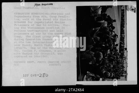 Marines und Angehörige der Marine Corps Base, Camp Pendleton, warten auf die Ankunft der repatriierten Marine Gefangenen des Krieges auf der Marineflugstation Miramar während der Operation Homecoming. Während des Vietnamkonflikts wurden 26 Marines von den Viet Cong gefangen genommen. Oberstleutnant Harlan P. Chapman, ein Pilot der Marine Air Group 13, gehörte zu den Gefangenen am 5. November 1965. Dieses Foto wurde am 12. Februar 1973 am internationalen Flughafen Gia Lam in Hanoi, Nordvietnam, aufgenommen.“ Stockfoto