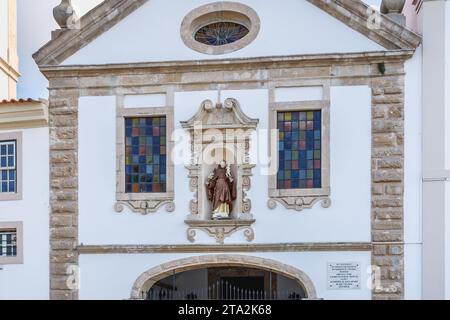 Figueira da Foz, Portugal - 26. Oktober 2020: Architekturdetail der Kirche des Heiligen Antonius (igreja de santo antonio) im Stadtzentrum auf einer Au Stockfoto