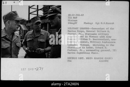 Der Kommandant des Marine Corps, General Wallace M. Greens, Jr., diskutiert militärische Taktiken mit General William C. Westmoreland und Generalleutnant. Robert E. Cushman Jr. Sie sind am 10. August 1967 beim Military Assistance Command in Vietnam. Das Foto wurde von Sgt M. W. Kurruk als Teil der amerikanischen Militäraktivitäten während des Vietnamkriegs aufgenommen. Stockfoto