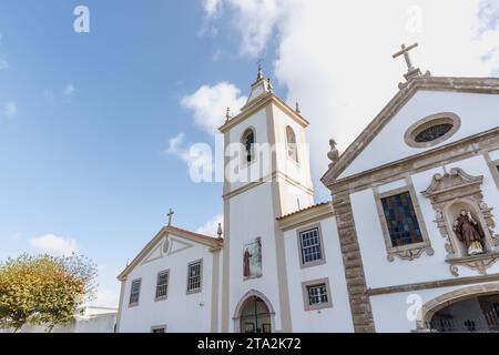 Figueira da Foz, Portugal - 26. Oktober 2020: Architekturdetail der Kirche des Heiligen Antonius (igreja de santo antonio) im Stadtzentrum auf einer Au Stockfoto